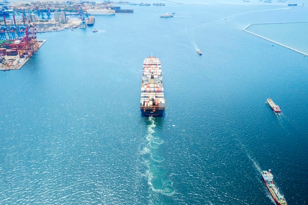 Vista aérea de un buque de contenedores navegando en el mar