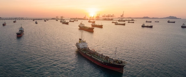 Vista aérea del buque de gas para el distribuidor de importación y exportación y el servicio cerca del puerto marítimo internacional de carga al atardecer