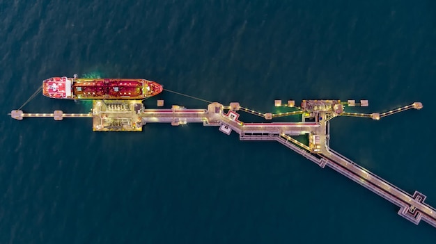 Vista aérea del buque de gas LPG en el puerto de bombeo en el mar