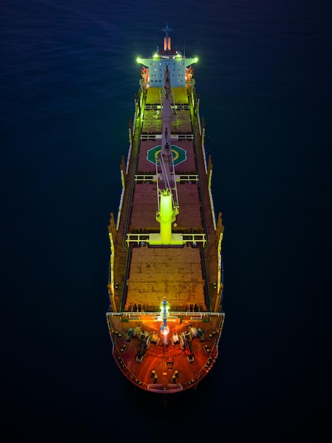 Foto vista aérea del buque granelero de carga en el mar por la noche