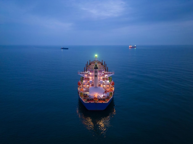 Vista aérea del buque granelero de carga en el mar por la noche