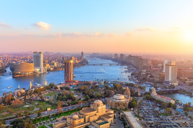 Vista aérea de El Cairo al atardecer, panorama desde la torre.