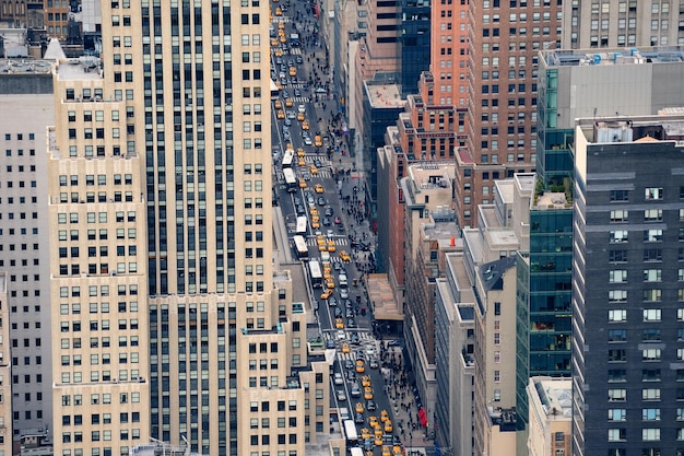 Vista aérea de la calle Manhattan de Nueva York con rascacielos, peatones y tráfico intenso.