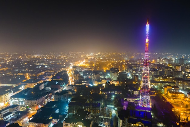 Vista aérea de calles y edificios iluminados en el centro de la ciudad ucraniana de IvanoFrankivsk por la noche