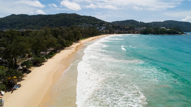 Vista aérea Câmera do zangão da praia tropical na praia de Kata Phuket Tailândia Praia incrível Belo mar em phuket.