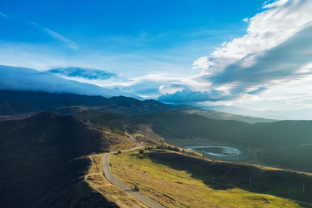 Vista aérea del camino al monasterio de Jvari en Georgia