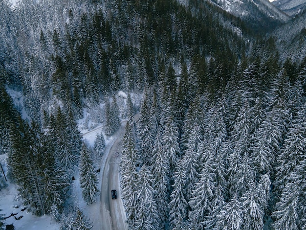 Vista aérea del camino nevado en las montañas tatra