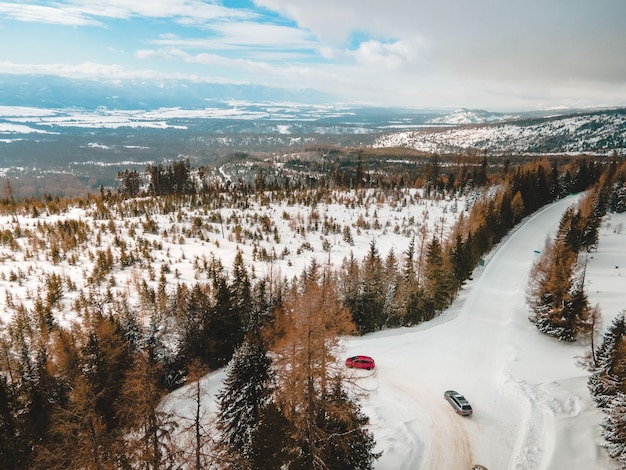 Vista aérea del camino nevado en las montañas tatra