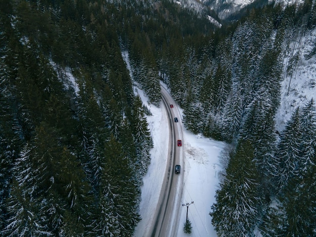 Vista aérea del camino nevado en las montañas tatra