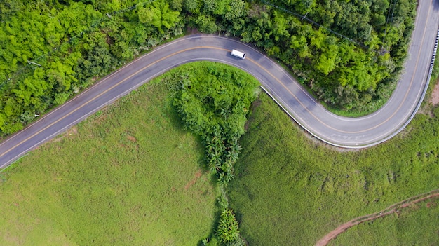 Vista aérea del camino rural en zona rural, vista desde drone
