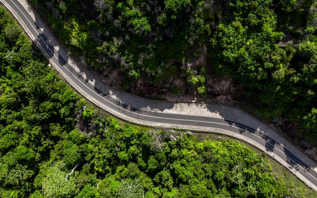 Vista aérea de un camino sinuoso en costa rica