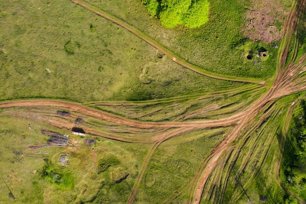 Vista aérea de un camino de tierra en el campo