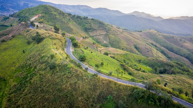 Vista aérea de caminos de montaña camino rural entre la ciudad y el valle en doi chang chiang rai tailandia