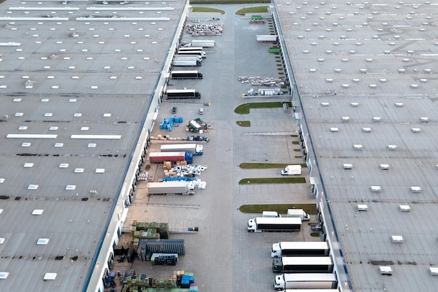 Vista aérea de camiones de carga en el centro logístico de una gran empresa de transporte