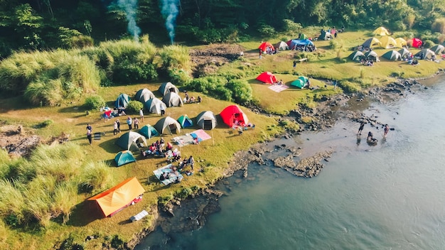 Vista aérea del campamento junto al río.