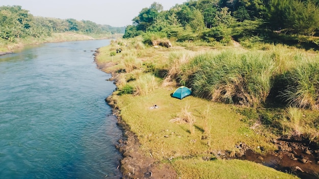 Vista aérea del campamento junto al río.