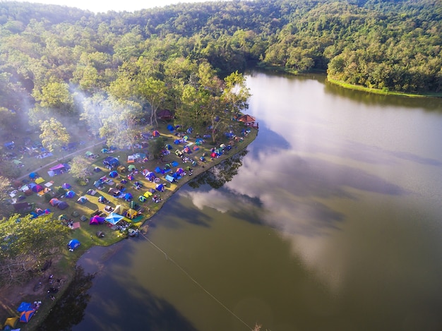 Vista aérea del campamento turístico en una montaña, Disparo de dron