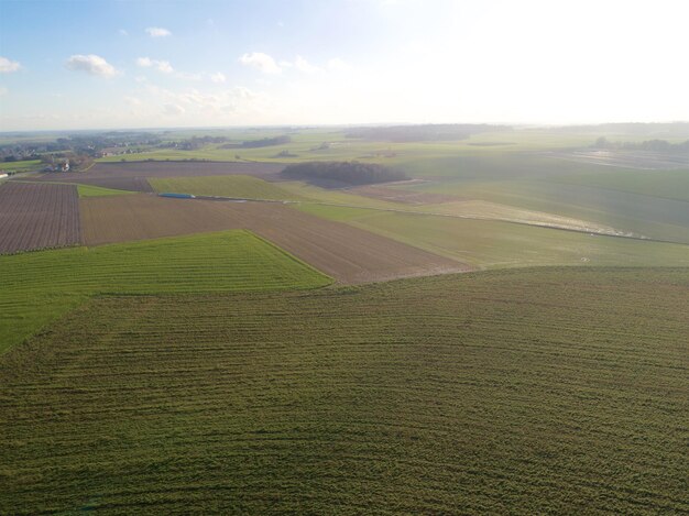 Vista aérea del campo agrícola verde en Waterloo Bélgica Europa