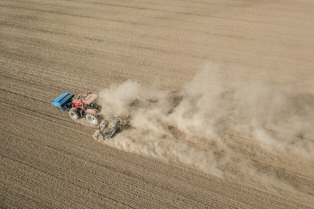 Vista aérea del campo arado del tractor antes de sembrar