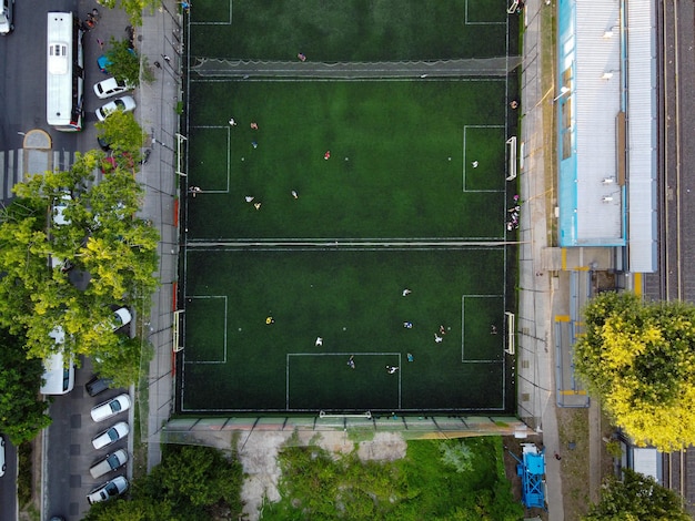 Vista aérea desde un campo de fútbol de plaza pública de drones