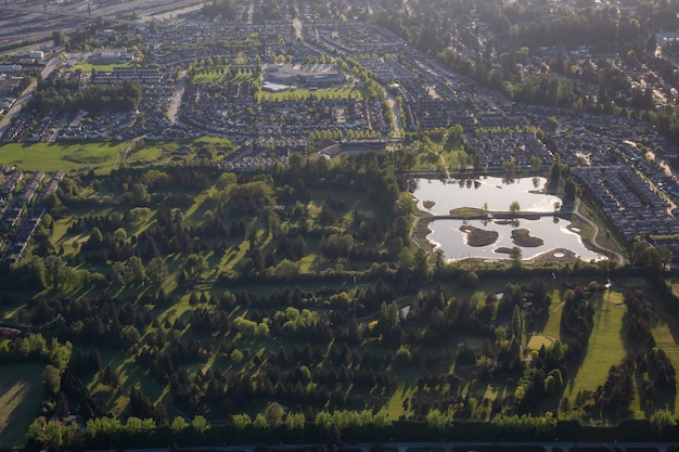 Vista aérea de un campo de golf y un barrio suburbano