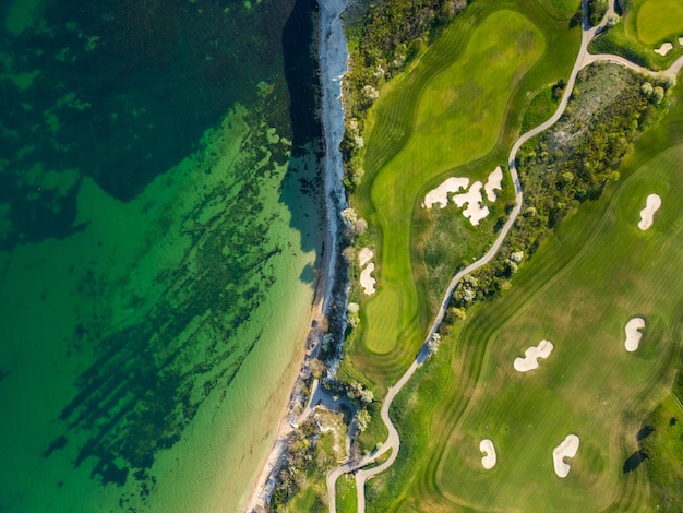 Foto vista aérea de un campo de golf junto al mar