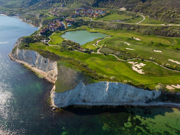 Vista aérea de un campo de golf junto al mar