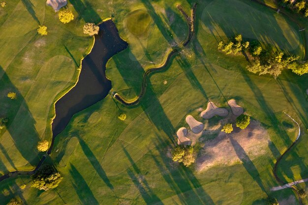 Foto vista aérea de un campo de golf verde al atardecer