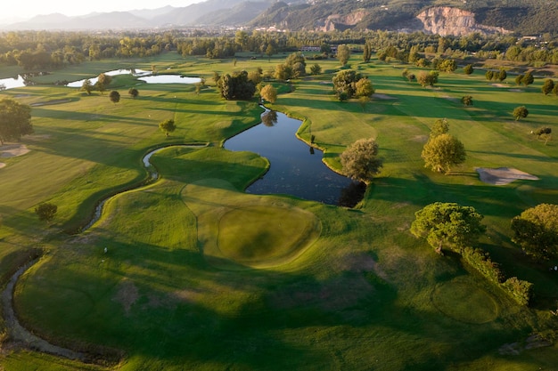 Foto vista aérea de un campo de golf verde al atardecer