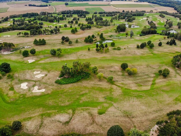 Vista aérea del campo de golf verde durante el invierno en el sur de Bélgica Europa