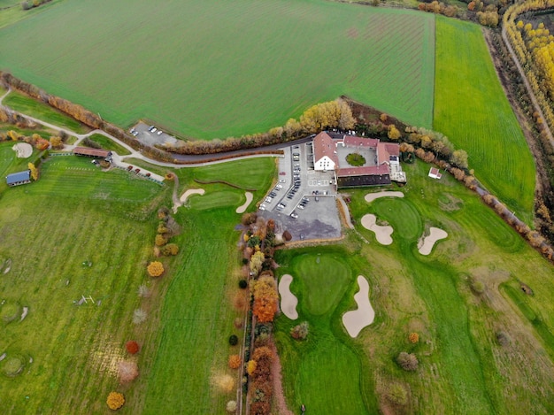 Vista aérea del campo de golf verde durante el invierno en el sur de Bélgica Europa