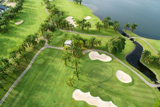 Vista aérea del campo de golf verde en Tailandia Hermoso césped verde y árboles en un campo de golf con fairway y putting green en la temporada de verano.