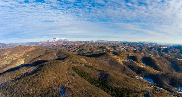 Vista aérea de campo de invierno con nieve