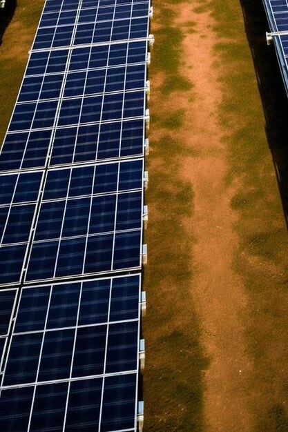 Foto vista aérea del campo de paneles solares en bhojawala nagina