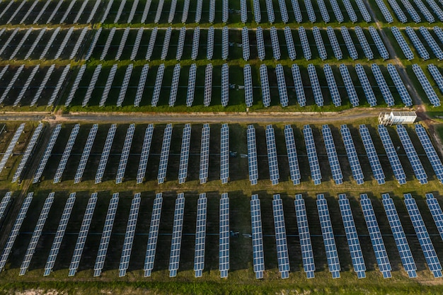 Vista aérea del campo de paneles solares