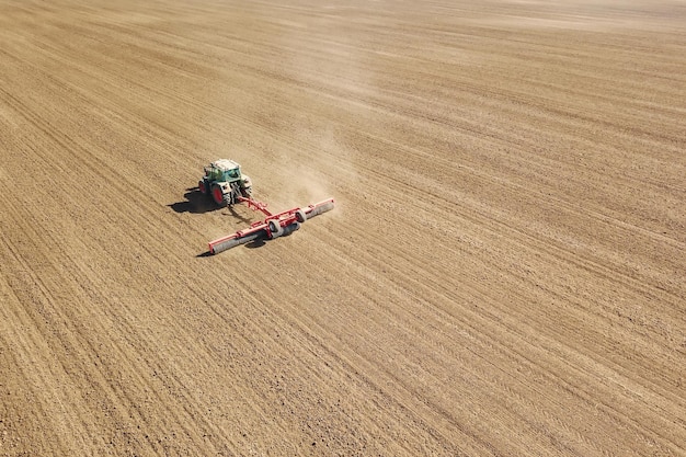 Vista aérea del campo de preparación del tractor, paisaje del tractor agrícola