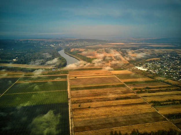 Vista aérea del campo durante la puesta de sol Paisaje desde un dron Paisaje agrícola desde el aire Imagen agrícola