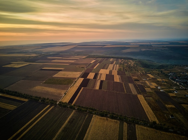 Vista aérea en el campo durante la puesta de sol