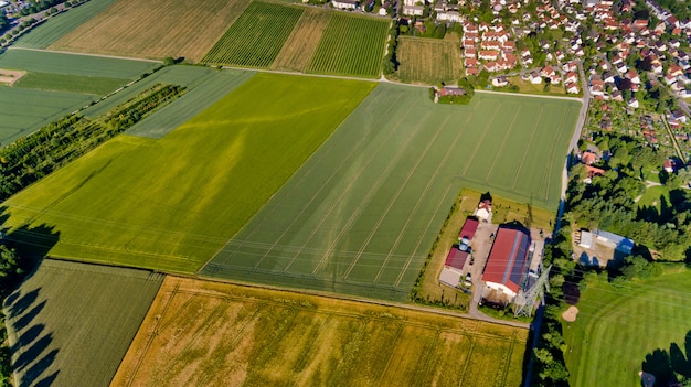 Vista aérea del campo verde.