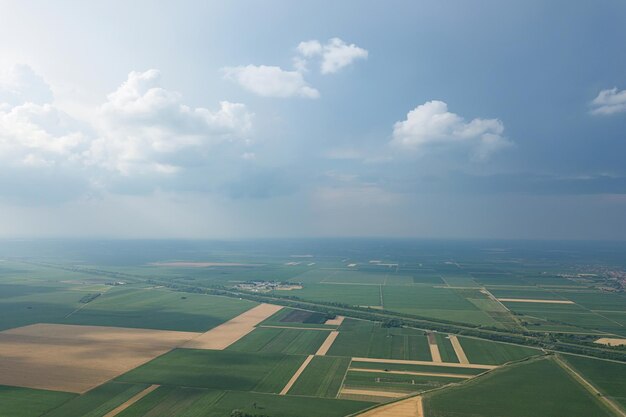 Vista aérea de campos agrícolas. Campo nublado, Vista aérea.