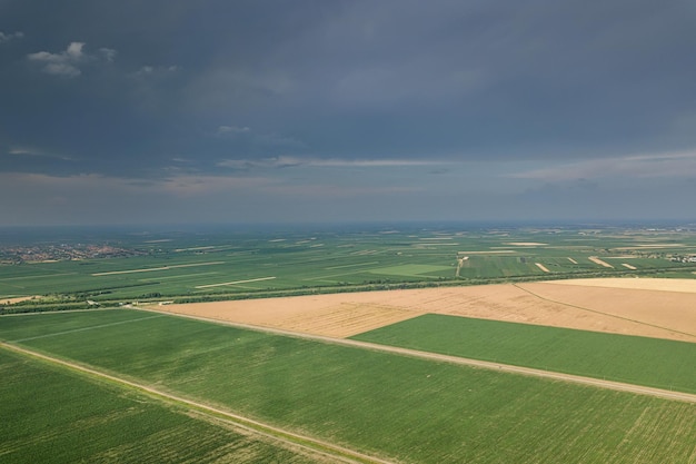 Vista aérea de campos agrícolas. Campo nublado, Vista aérea.