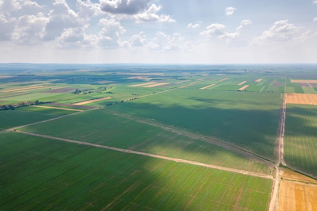 Vista aérea de campos agrícolas. Campo, paisaje agrícola Vista aérea.