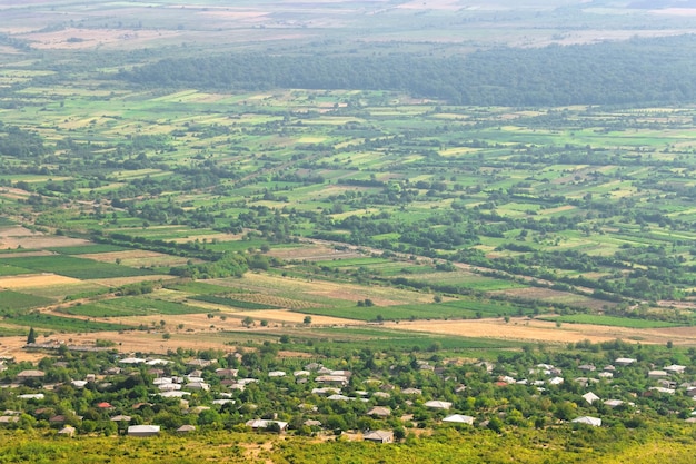 Vista aérea de campos agrícolas y casas