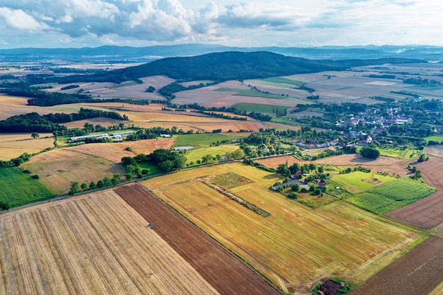 Vista aérea de campos agrícolas y verdes en el campo