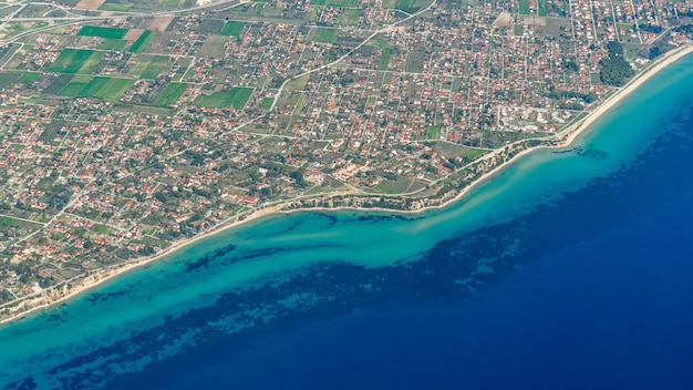 Vista aérea de campos con agricultura tradicional griega