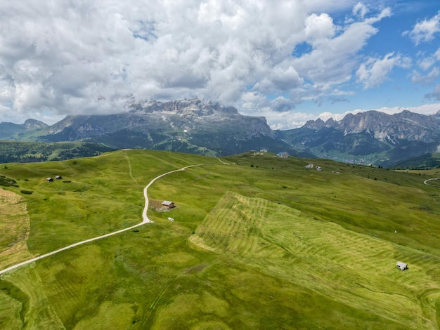 Vista aérea de los campos de Armentarola Dolomitas Alpes cerca de Alta Badia Trentino Región de Alto Adige Italia Temporada de verano