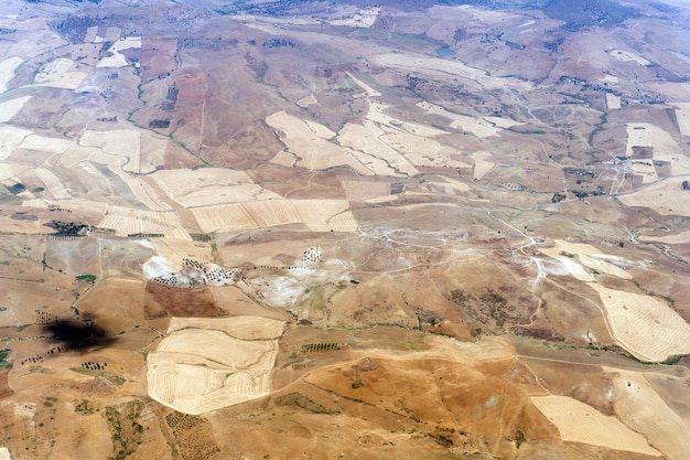 Vista aérea de campos cultivados en sicilia