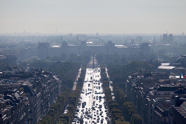 Vista aérea de los Campos Elíseos desde el tejado del Arco de Triunfo en París