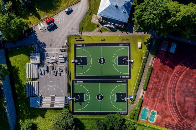 Vista aérea de los campos de fútbol y baloncesto.