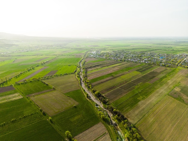 Vista aérea de los campos durante la primavera